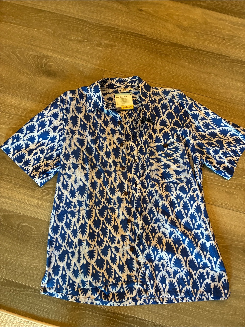 Men's Blue and White Short-Sleeve Printed Shirt size L